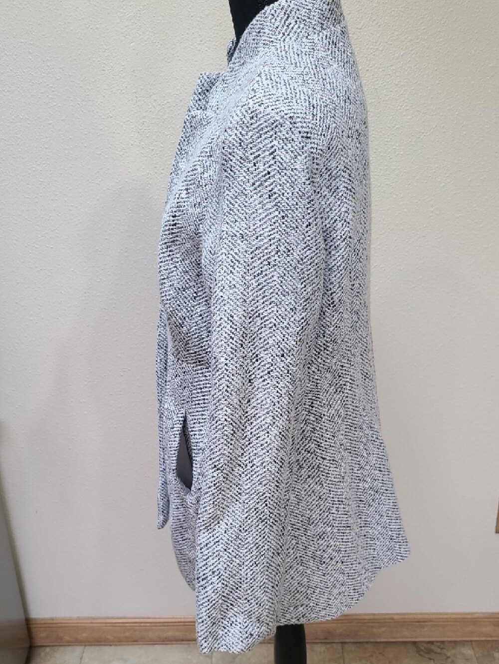 Textured Open-Front Gray Jacket - Picture 4 of 7